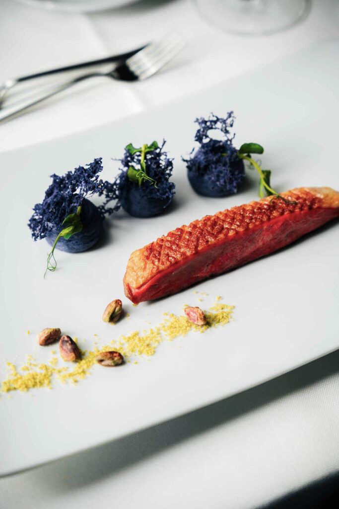 Piatto gourmet di pesce creato dallo chef del Plan Murin in Alta Badia